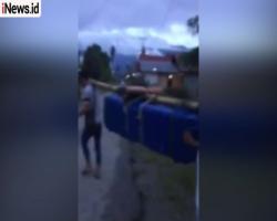 Tak Mampu Bayar Pesawat, Video Warga Gotong Jenazah 60 Km Viral di Medsos