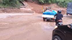 Diguyur Hujan Deras, Jalur Kuningan-Ciamis Lumpuh Tertutup Longsor