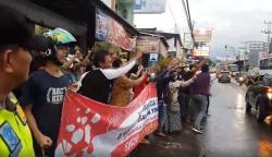 Kampenye di Tegal, Sandi Disambut Spanduk dan Teriakan Jokowi Bae