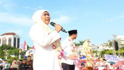 Pidato Kerakyatan, Khofifah Nyanyi Lagu Kabeh Sedulur Milik Gus Ipul