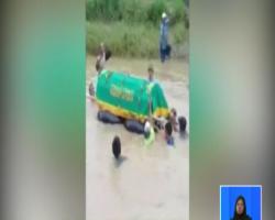 Pemakaman Terendam, Warga Gresik Gotong Jenazah Lintasi Sungai Deras