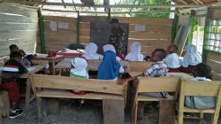 Tak Ada Guru, Serka La Adam Bantu Mengajar Puluhan Anak Putus Sekolah
