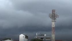 Awan Berbentuk Gelombang Tsunami di Langit Makassar Gegerkan Warga