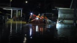 Warga Bandarlampung Naik Atap akibat Banjir 3 Meter, 2 Sekolah Rusak