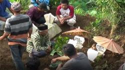 Jenazah Ibu dan Bayi yang Dibunuh Ayah di Blitar Dimakamkan 1 Liang