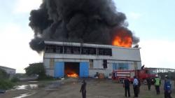 Pabrik Plastik di Gresik Terbakar, Buruh Berhamburan Selamatkan Diri