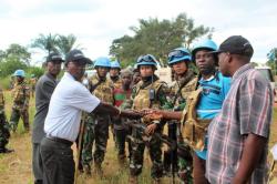 3 Bekas Anggota Milisi Serahkan Senjata ke Pasukan Garuda di Kongo