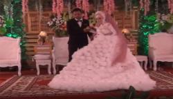 Unik, Pengantin di Pati Kenakan Gaun Berbahan Limbah Kantong Plastik