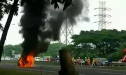 Mobil Ford Ecosport Ludes Terbakar usai Tabrak Truk di Tol Juanda