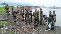 Peringati HPSN, 250 Prajurit Kodim 1309 Manado Bersih-Bersih Pantai