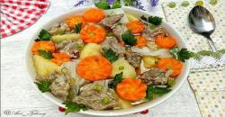 Santapan Lezat untuk Malam, Segarnya Sup Daging Sapi dengan Wortel