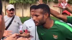 Ini Video Kejutan Ulang Tahun Ke-22 Marinus Wanewar di Kamboja