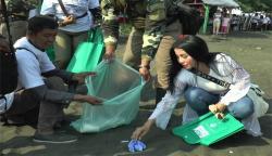 Menteri LHK dan Warga Angkut 100 Kg Sampah di Pantai Sendangsikucing