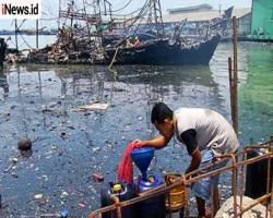 Muara Baru Tercemar, Tumpahan Solar dan Oli Jadi Berkah bagi ABK