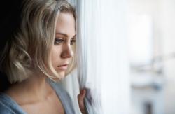 5 Alasan Seorang Wanita Mampu Bertahan dengan Lelaki yang Salah, Simak Yuk!