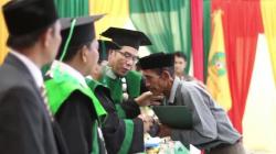 Mengharukan, Seorang Ayah di Aceh Ikuti Wisuda Putrinya yang Meninggal