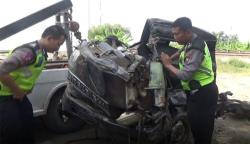 KA Barang Tabrak Pikap L300 di Demak, Ibu dan Anak Tewas