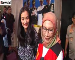 Ratna Sarumpaet Jalani Sidang Pertama Ditemani Atiqah Hasiholan