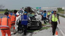 Fortuner Tabrak Truk di Jalan Tol Madiun-Surabaya, 3 Korban Tewas