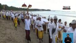 Video Prosesi Melasti di Bali Diikuti Wisatawan Asing