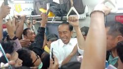 Ke Istana Bogor, Jokowi Naik KRL Berdesakan dengan Penumpang Kereta