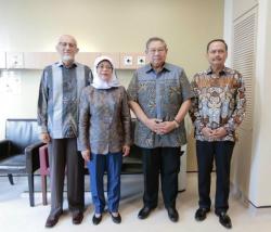 Presiden Singapura Halimah Yacob Jenguk Ani Yudhoyono