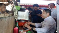 Makan Bakso di Pasar Bersehati Manado, HT Banyak Diajak Selfie Warga