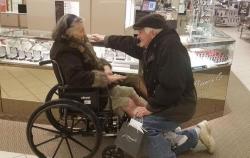 Viral, Kakek 85 Tahun Melamar Kembali Istrinya yang Alami Stroke