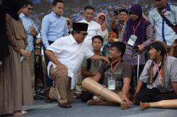 Prabowo Berikan Tangan dan Kaki Palsu kepada Penyandang Disabilitas