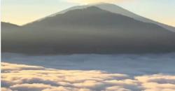 Jelajahi Gunung Batur yang Terselimuti Awan, Kawahnya Terlihat Indah
