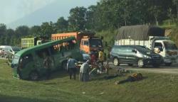 Gagal Nyalip, Minibus Elf Terbalik di Tol Cipali, 11 Orang Luka-Luka