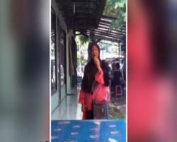 Video Viral Ibu-Ibu Pengamen Nyanyikan Lagu Band Rock Scorpion