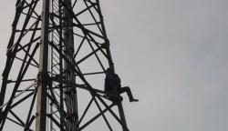 Video Detik-Detik Evakuasi Ayah Bawa Anak Hendak Terjun dari Tower
