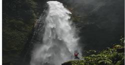 Pesona Air Terjun Coban Pelangi, Percikan Airnya Indah Berwarna-warni