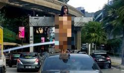 Heboh, Perempuan Telanjang Sambil Menari Erotis di Atap Mobil