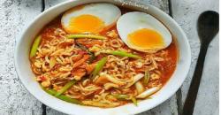 Segarnya Kimchi Noodle ala Rumahan, Dibuat dengan Mi Instan