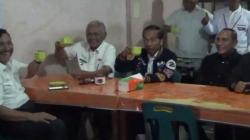 Ngopi di Kedai Partungkoan Balige, Jokowi Dihadiahi Lagu oleh Ibu-ibu