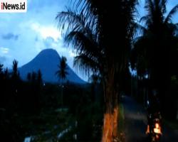 Video Amatir Gunung Agung Lontarkan Abu Setinggi 1.000 Meter