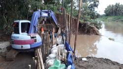 Warga dan TNI-Polri Bangun Tanggul Darurat di Sungai Serang yang Jebol