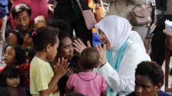 Ketua Bhayangkari Kunjungi Pengungsi Korban Banjir Bandang Sentani