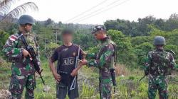 Warga Arso VII Sukarela Serahkan 2 Senjata ke Satgas Yonif PR 328/DGH