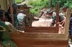 Buka Akses Jalan dan Mengajar, Aksi TNI Tanpa Lelah Bantu Warga di Jambi