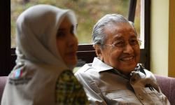 Ada Apa dengan Mahathir Mohamad dan Putri Anwar Ibrahim?