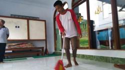 Warga Binaan Rutan Wates Bantu Bersih-Bersih Masjid dan Gereja