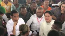 Momen Jokowi dan Iriana Duduk Lesehan Bareng Korban Banjir di Sentani