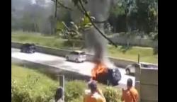 Diduga Korsleting di Mesin, Mobil Taksi Online Terbakar di Kalimalang Bekasi