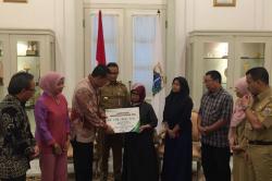 Ibu Penyapu Jalan Korban Tabrak Lari Dapat Santunan BPJS Rp196 Juta