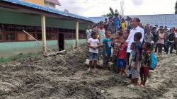 Temui Pengungsi, Jokowi: Korban Banjir Sentani Segera Direlokasi<