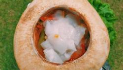 Cicipi Kelezatan Sup Kari Sapi dalam Kelapa, Menu Khas Thailand