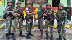 Simpati pada Kepedulian Satgas Yonif PR 328, Warga Serahkan Senjata